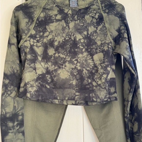 PINK Victoria's Secret Olive Tie-Dye Leggings Set NWOT - Picture 12 of 12